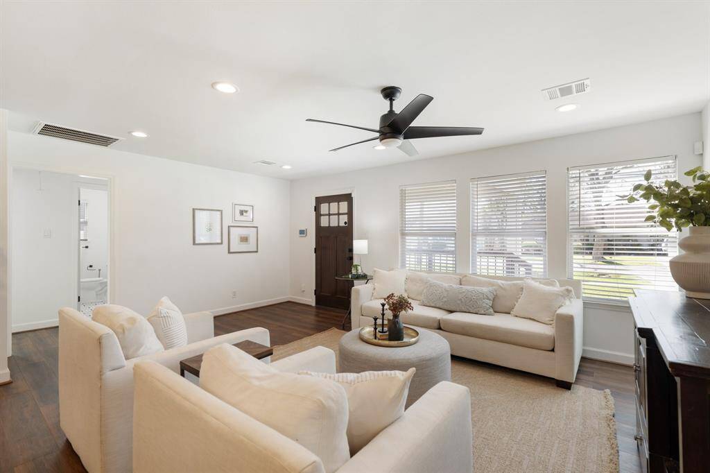 The perfect blend of comfort and modern style.
