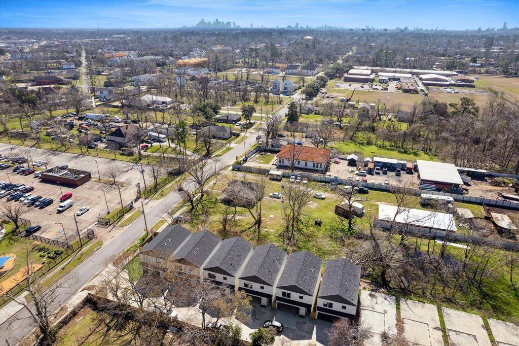 Welcome to HIGHLAND HEIGHTS! This BRAND NEW construction, single-family home gated community is located not far from The Heights, Downtown Houston, and is within close proximity to great shops/restaurants.The gated community has controlled access gates, guest parking, and common area green space.