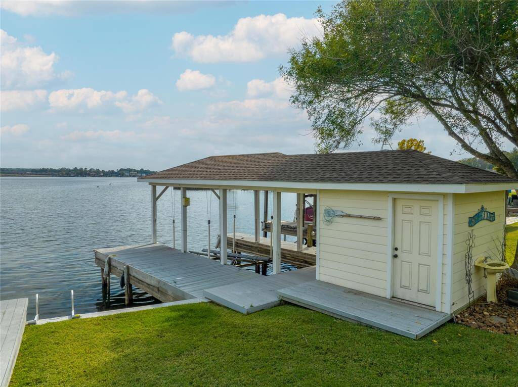 The boat house has running water and a roll-up garage door to make it easier to get the big items in and out like your tube or getting everyone situated in a life vest.