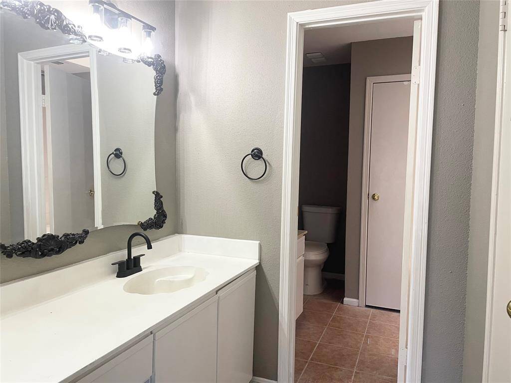 Master Bath w/ Vanity