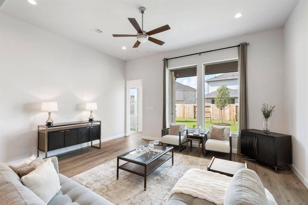 This master-planned community will include Sol Club Lagoon Amenity Village including Club House, a Crystal Lagoons® along with lazy river & paddleboarding, Sports Fields & Pickle Ball, Playground, Horseshoe Pits, & Event Lawn. Lots of shopping and Entertainment along the I-10 and 99 Corridors. Katy ISD!