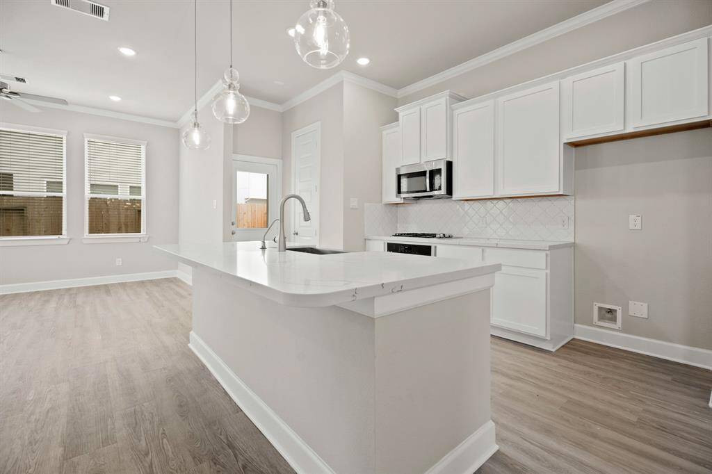 Stylish kitchen (*Photo not of actual home and used for illustration purposes only.)