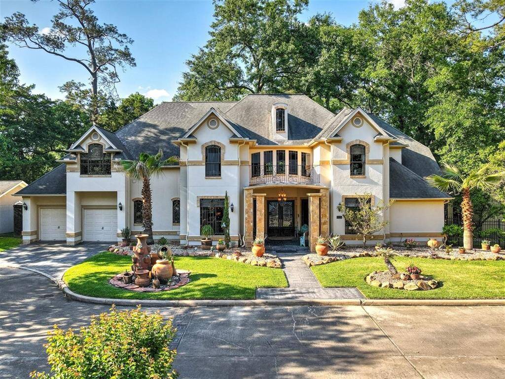 This beautiful home is just minutes from The Galleria and Beltway 8. The best of everything.