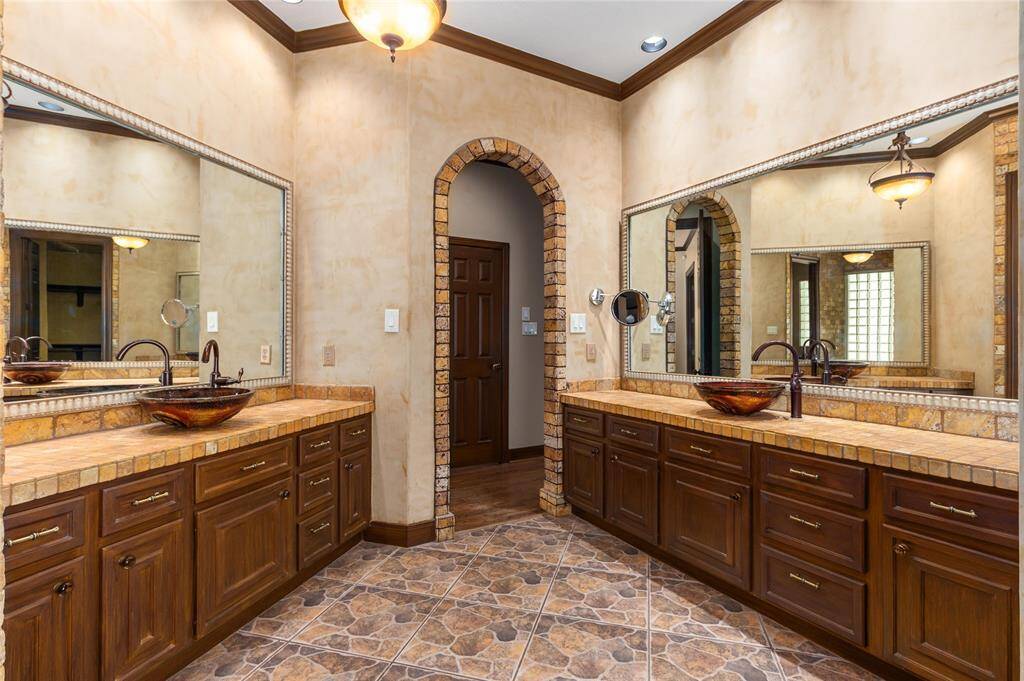 It has 2 separate vanities