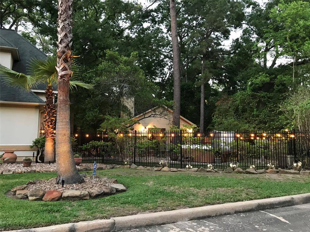 The patio area and cantina adds great curb appeal