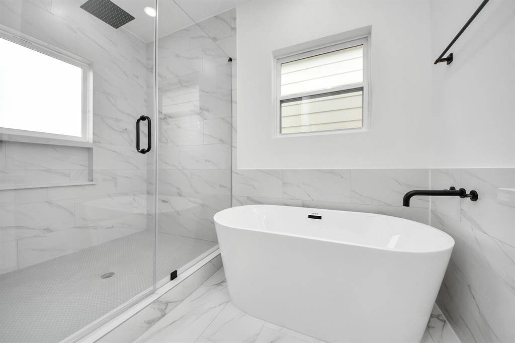 Soaking tub