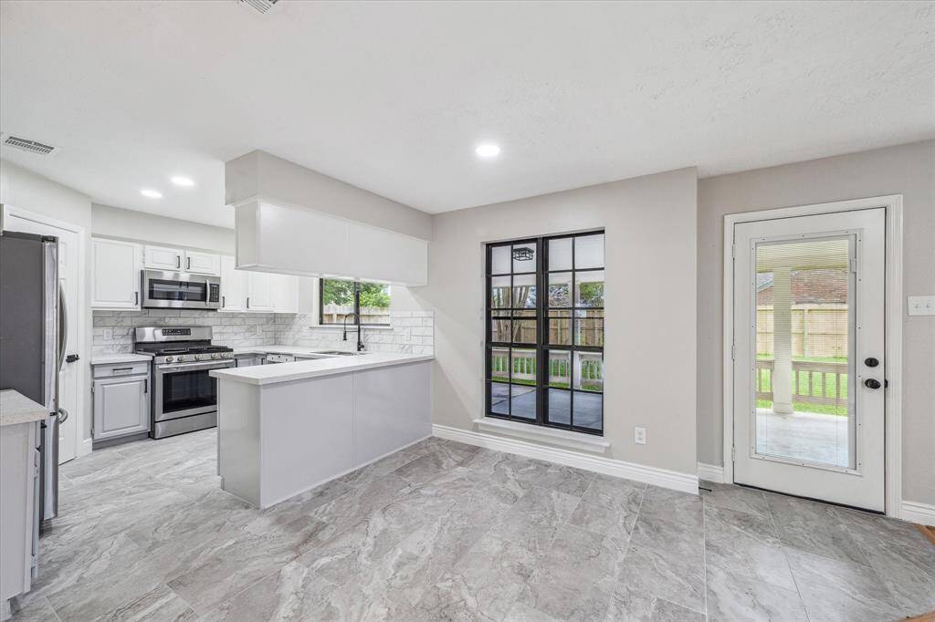 What a beautiful kitchen and breakast area.