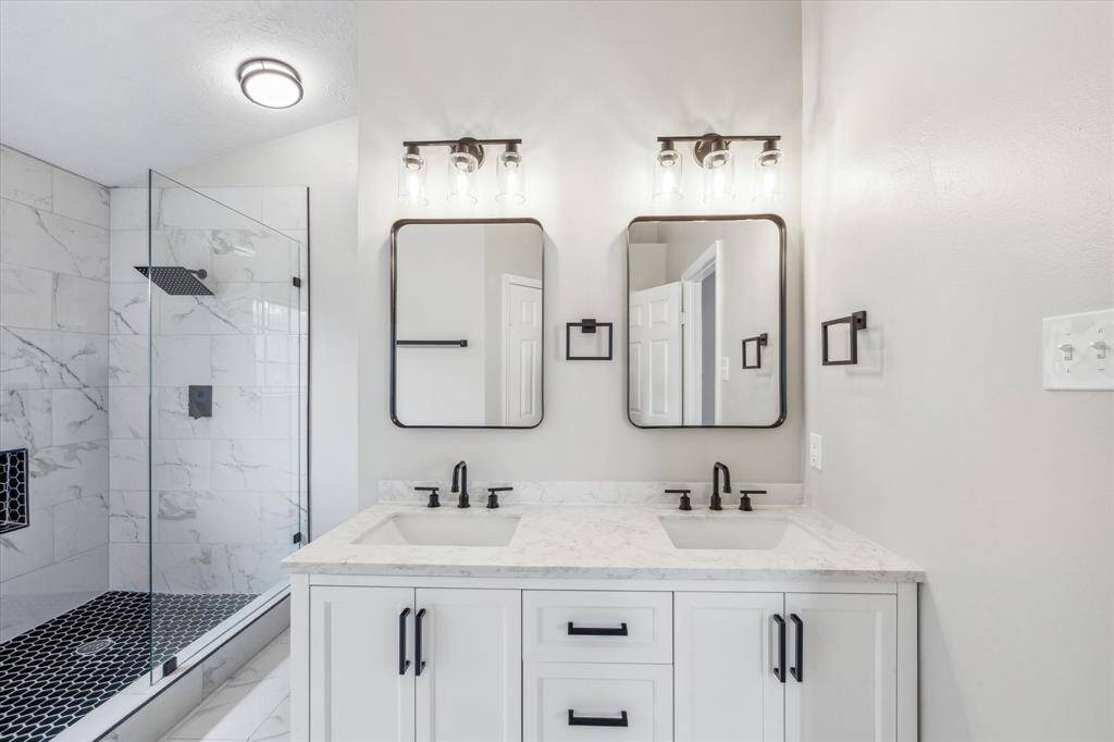 Double sinks & walk-in shower for 2!