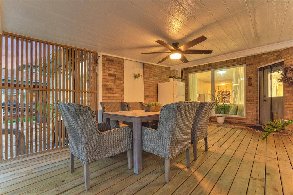 Entertaining outside is so fun and enjoyable, especially when you have an overabundance of space such as this.