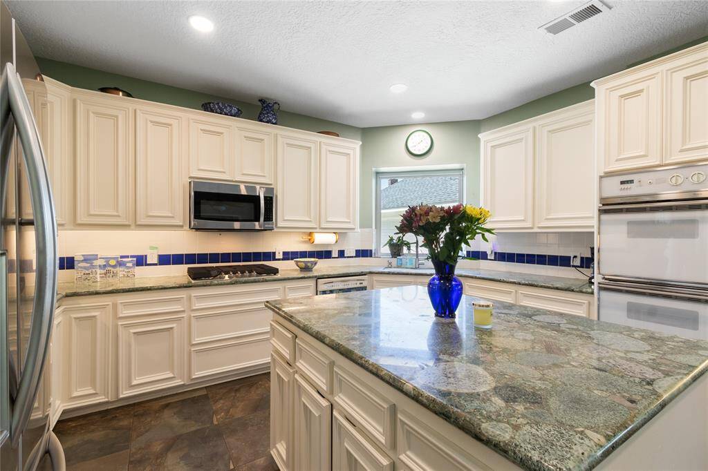 Note the kitchen has a gas cooktop.