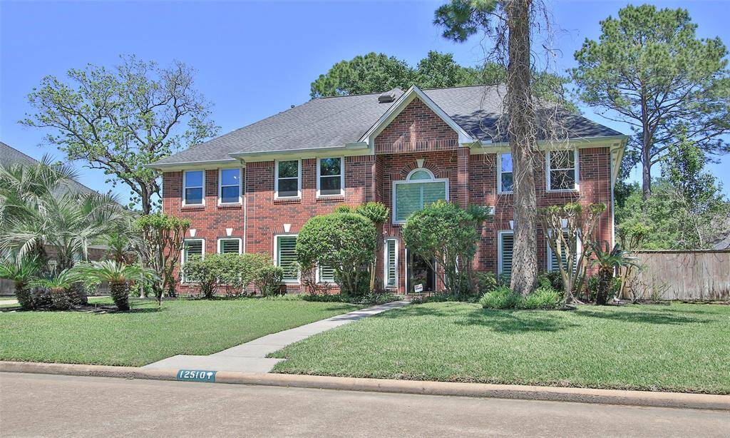 What a beautiful brick home in highly desirable Lakewood Forest.