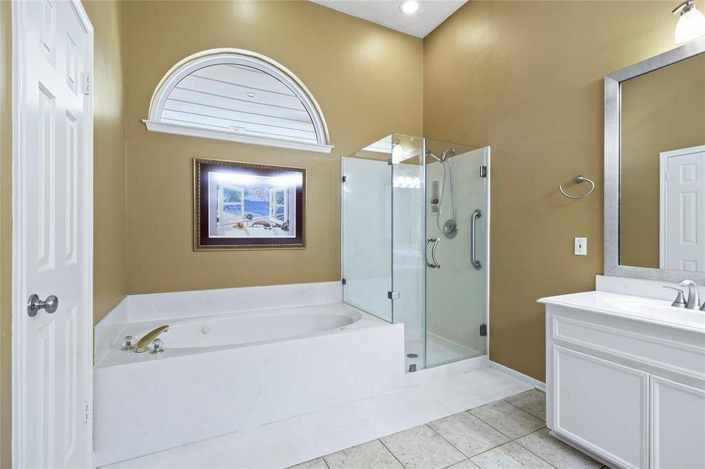 Note the separate tub and shower.