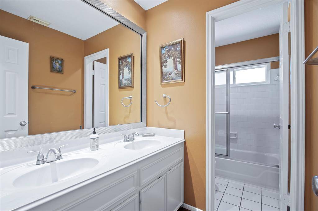 This is a shared bath with the two previous bedrooms.