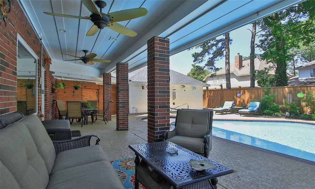Lets venture outside to the stunning backyard.