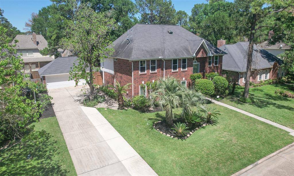 Note the 3 car garage.