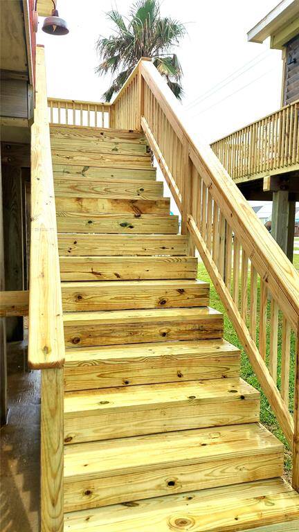 Brand New Staircase to Main Front Deck.
