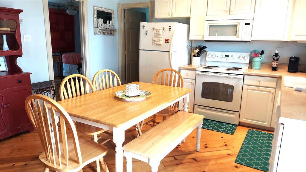 Open Concept Kitchen with Dining Area Seating Six!