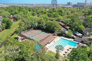 Optional membership to Plaza Oaks Club offers access to a playground, swimming pool, and tennis courts.