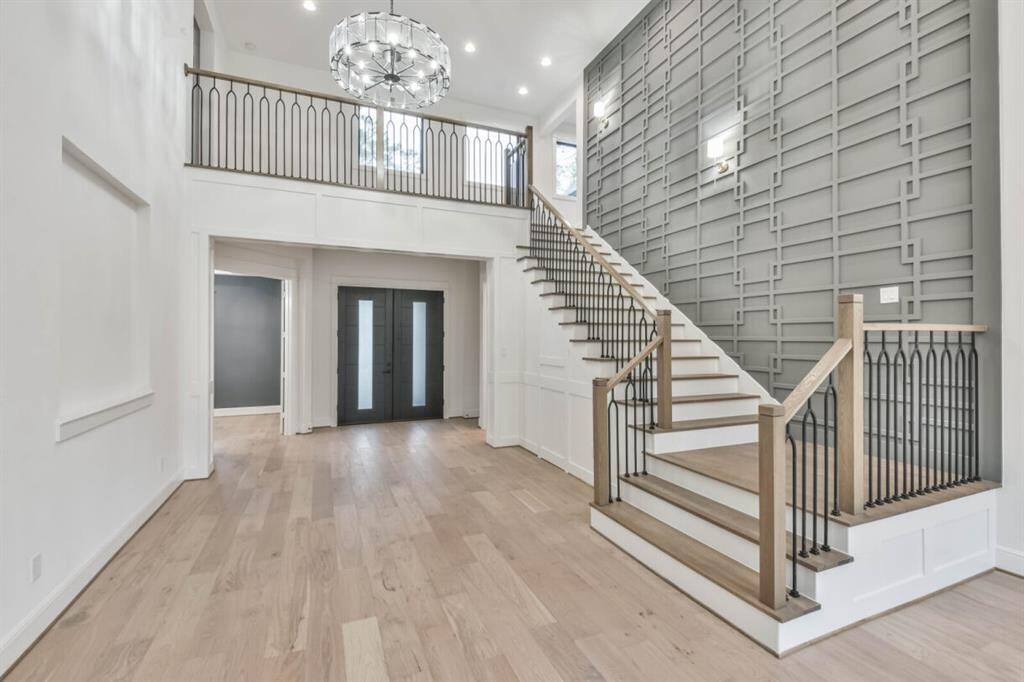 What a stunning foyer!