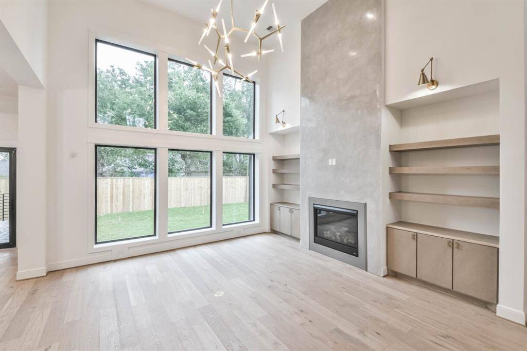 Living room with majestic 20 foot ceilings
