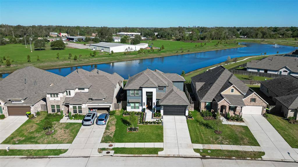 The surrounding neighborhood is peaceful, with clear sightlines to neighboring homes and green spaces, emphasizing the property's tranquility and appeal.