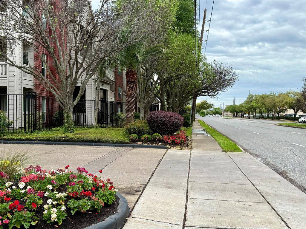 Another view at the entrance to City Plaza condos