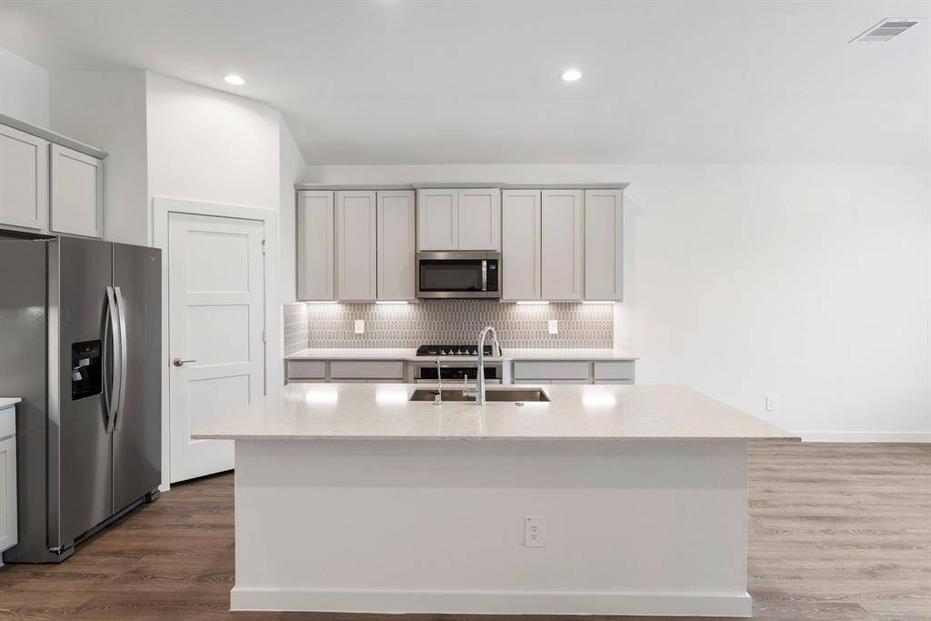 Modern kitchen, light and bright!
