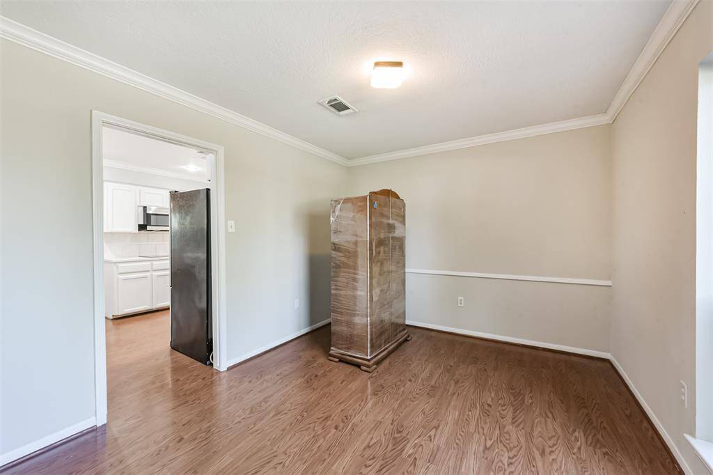 The dining room also has laminate floors and crown molding.