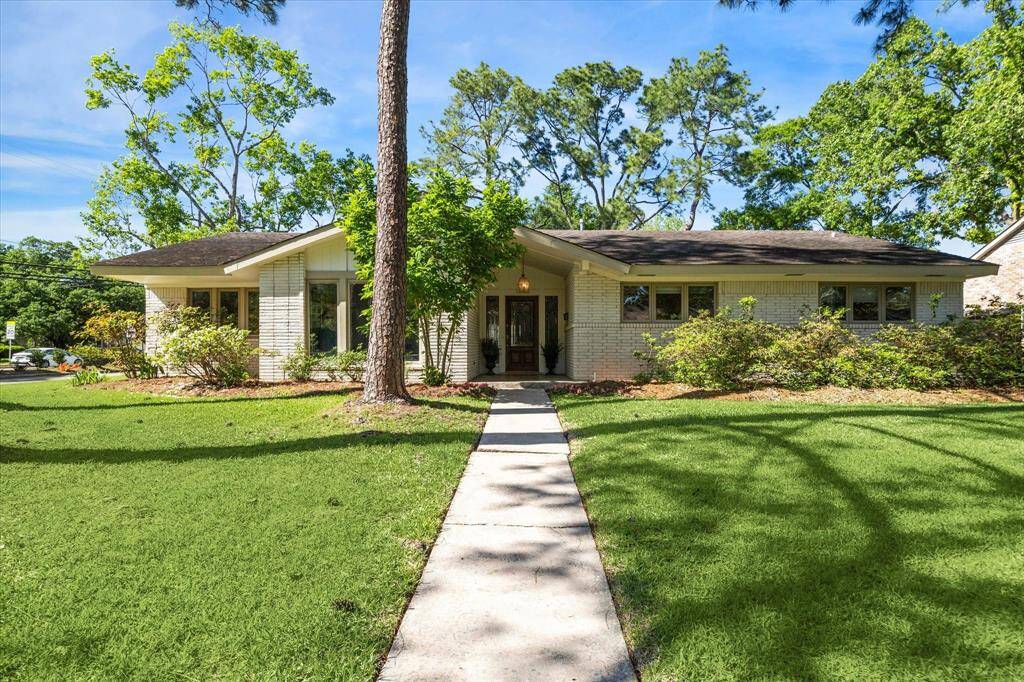 Lovely ranch 1-story ranch home originally built in 1965 was updated in 1995 to have a more modern/traditional appeal.