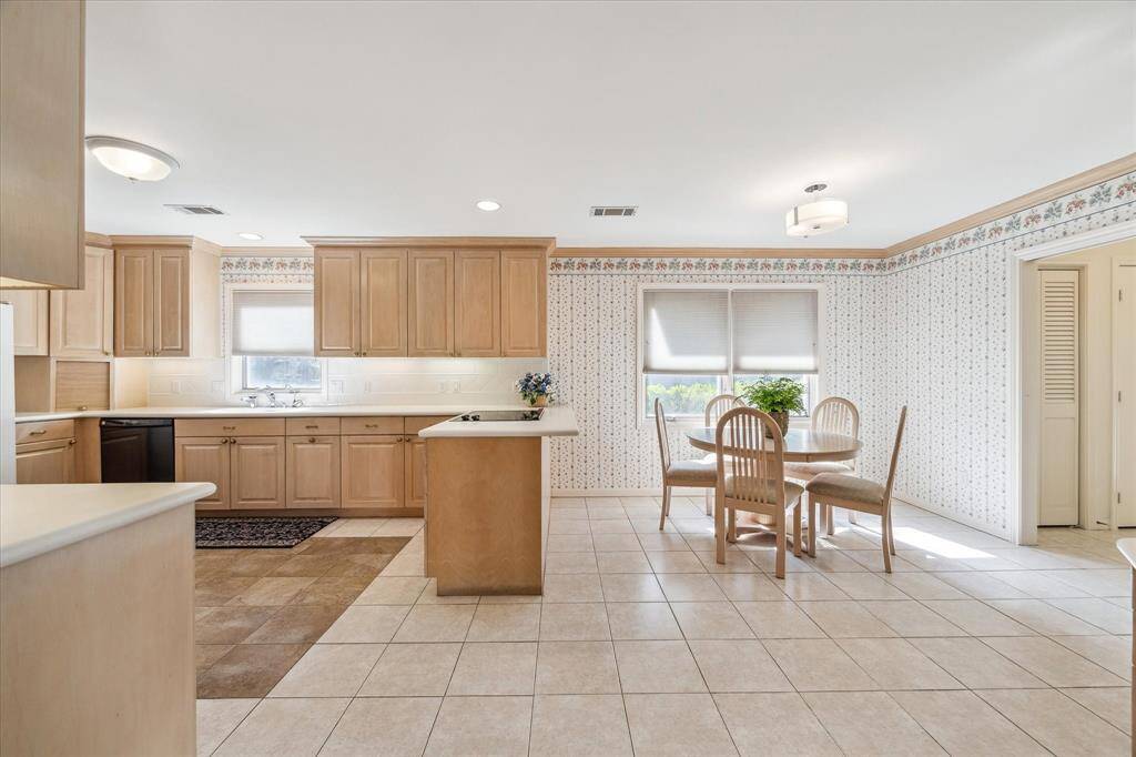 Light and bright Kitchen and Breakfast Room!