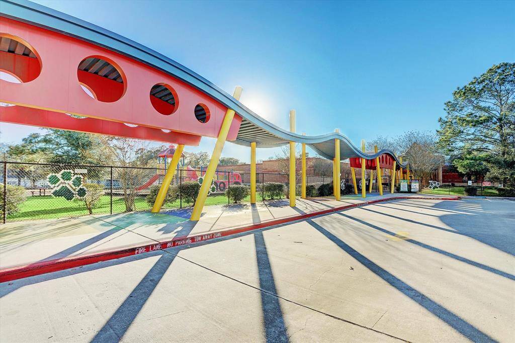 Zoned to Oak Forest Elementary School, one of Houston's top-rated elementary schools.