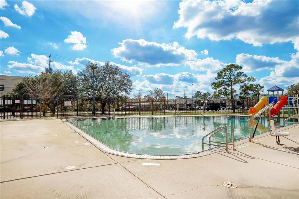 The nearby Oak Forest Park features a walking trail, tennis courts, a playground, and a community pool.