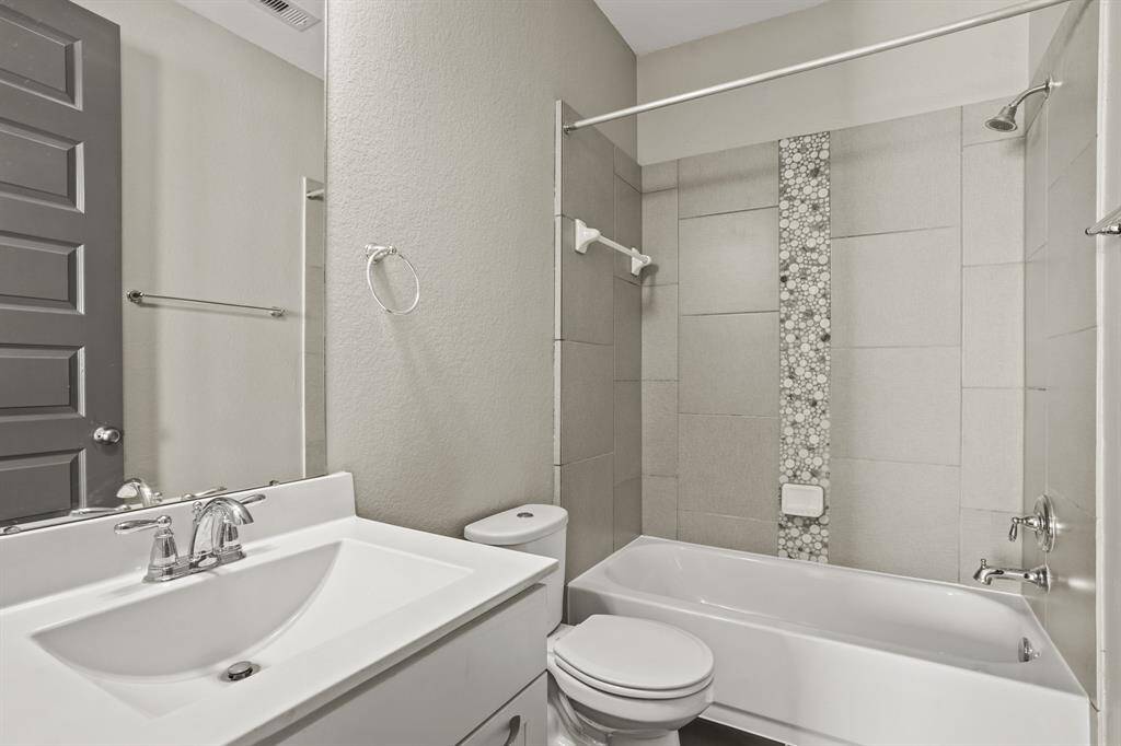 Full Bathroom - 1st floor