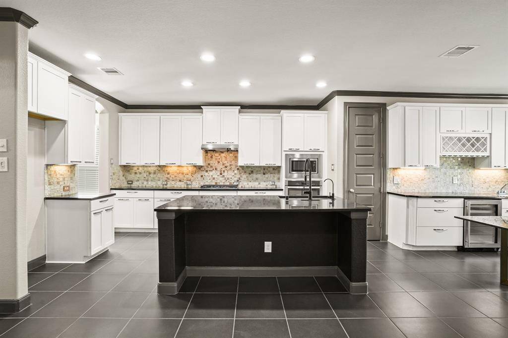 Kitchen with oversized island