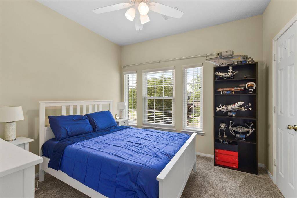 This charming secondary bedroom offers a cozy and inviting space, perfect for guests, children, or a home office. With ample natural light and versatile space, it’s ready to be personalized to suit your needs. Whether for restful sleep or productive work, this room provides the comfort and flexibility to meet your lifestyle.