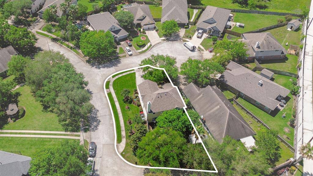 Enjoy this aerial view of the cul-de-sac, showcasing the boundaries of the spacious lot. The circular layout of the neighborhood offers a sense of privacy, with clear demarcation of the lot's full size. This bird’s-eye perspective emphasizes the generous space available, perfect for outdoor activities, landscaping, or future development in this prime location.