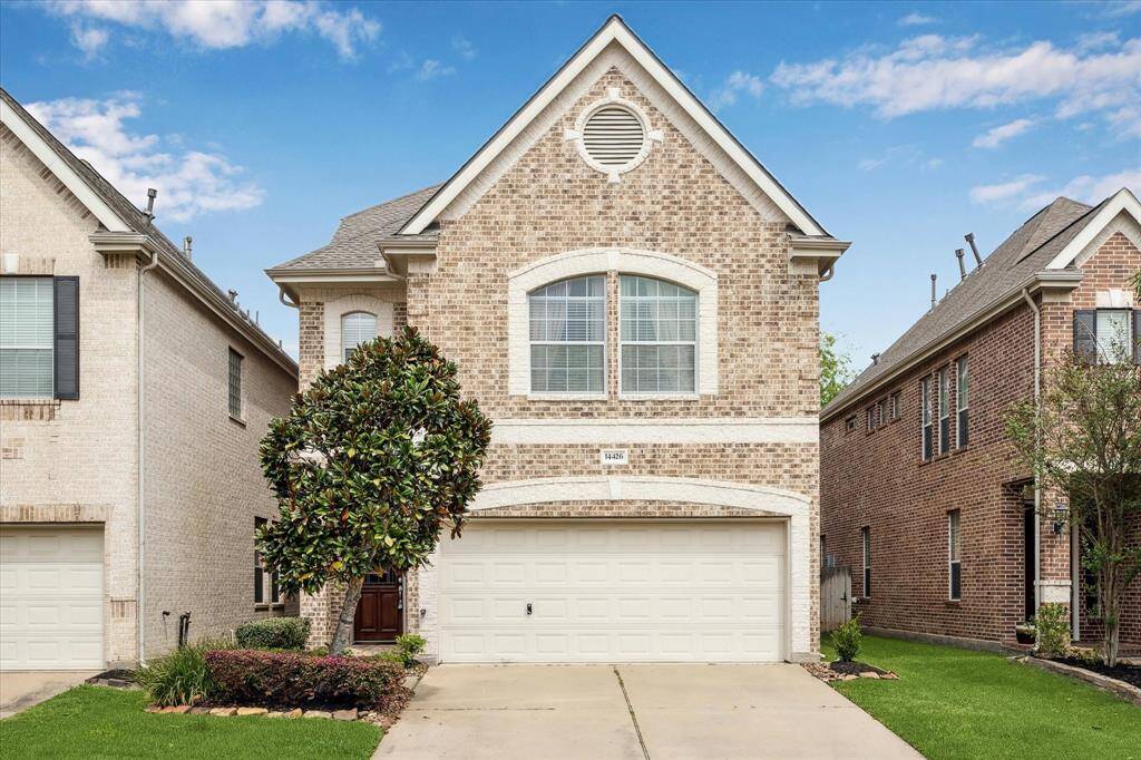 Magnificent three-story townhome nestled in the sought-after gated community of Terraces on Memorial. This exceptional residence offers 4 bedrooms and showcases an open layout filled with natural light, perfect for today’s lifestyle. Features a spacious main living room adjacent to the formal dining area, a gourmet kitchen with breakfast nook, all overlooking the beautifully landscaped backyard.