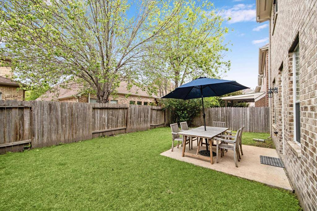 The wonderful patio decking enhances the home’s relaxing atmosphere, creating the perfect spot to unwind and enjoy meaningful conversations. This inviting outdoor space serves as an ideal conversation pit, encouraging connection and leisure.