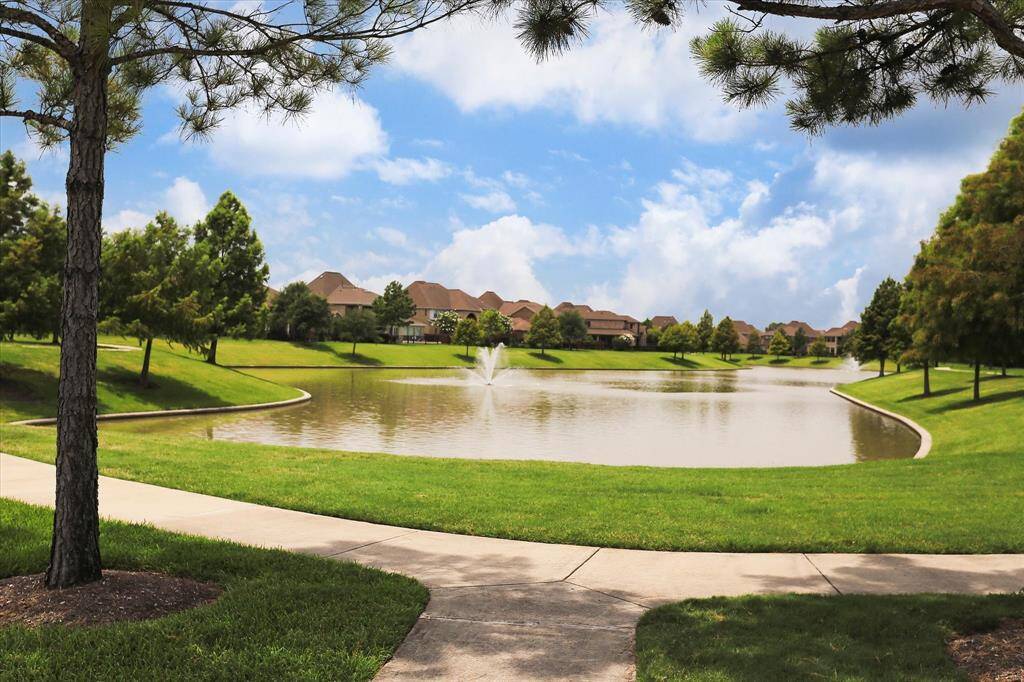 Property offers privileged close access to the community trails. Terraces on Memorial offers walking trails, lakescapes and breathtaking vistas and tranquil surroundings.
