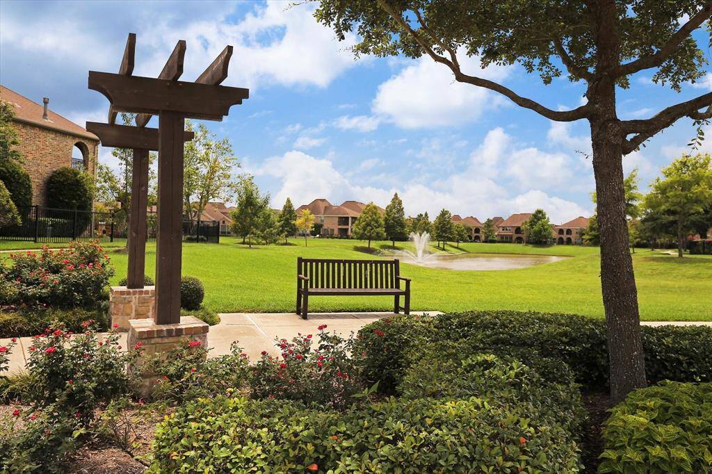 Around the walking trails of the community you will find several charming spots with surrounding vegetation and great lake views.