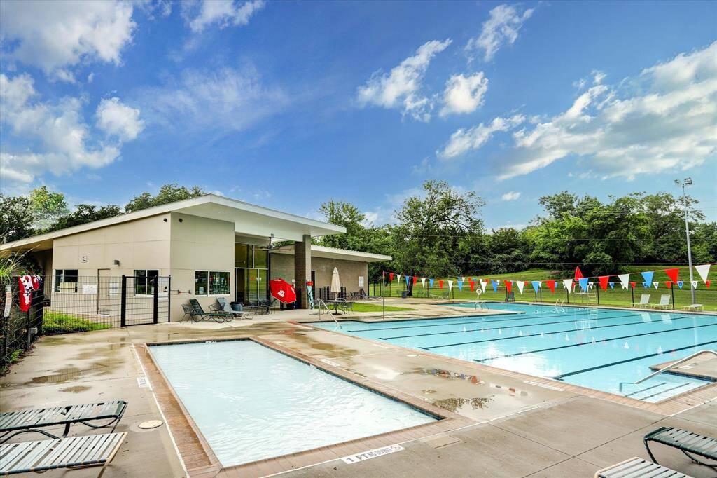 The amenities of Terraces on Memorial offer endless opportunities for relaxation or participation in community events at the center. Dive into the heart of this vibrant neighborhood and discover the joy of community living at its finest.