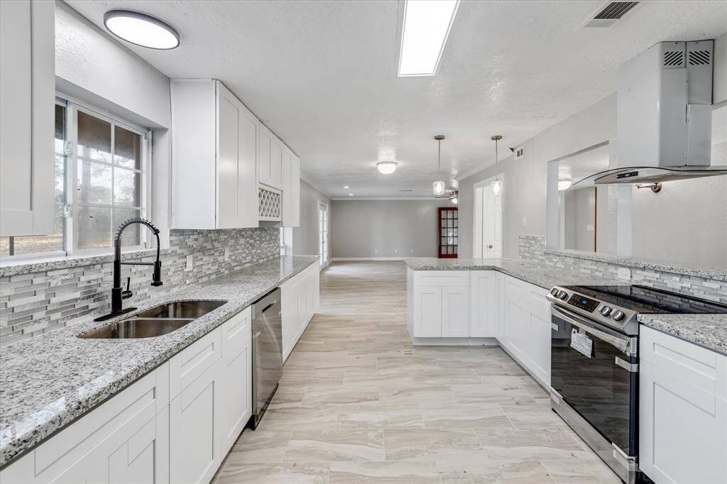 A beautiful, spaceous kitchen. A perfect culinary heaven.