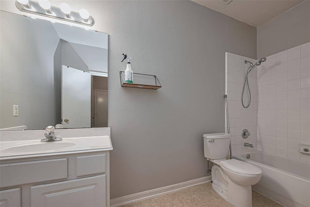 Secondary bathroom with tub/shower combo.