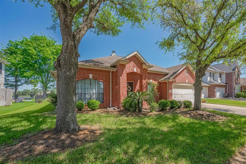 Beautifully maintained 1-Story situated on a lake lot.