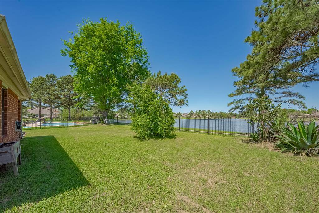 Large backyard with beautiful views, what more could you want!