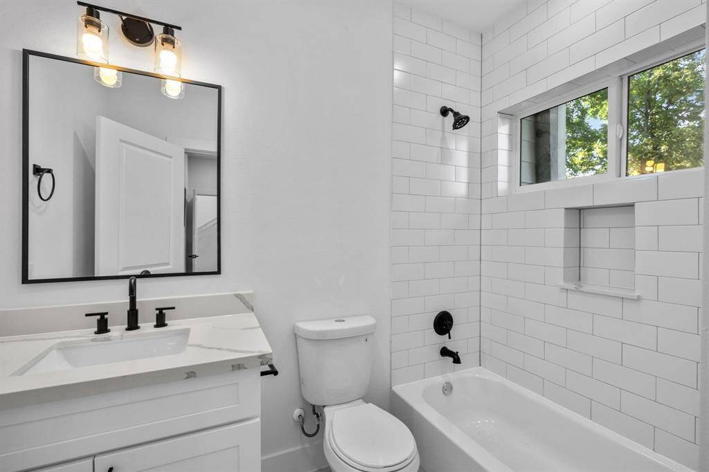 En-suite first floor bathroom