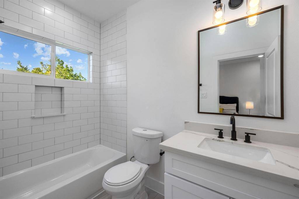 En-suite bathroom in third bedroom.