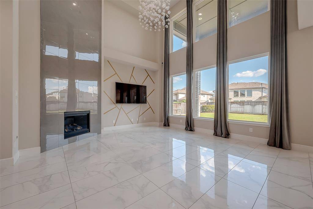 Family Room un-staged.