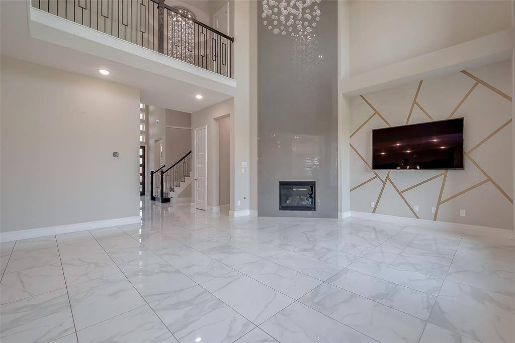 Stunning accent wall! TV will remain with the home!