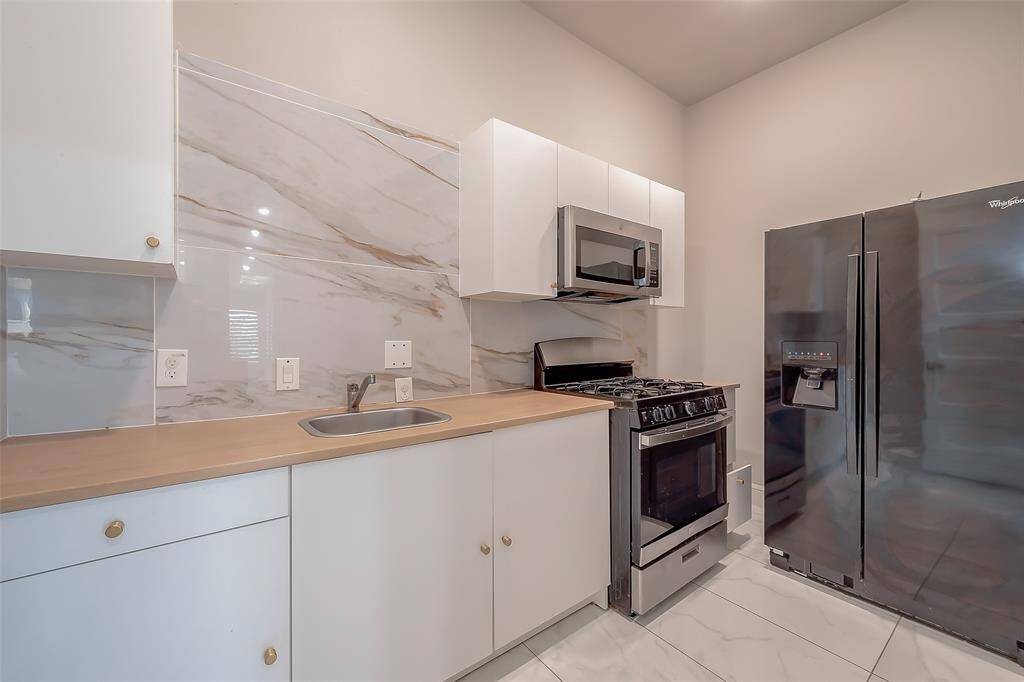 Additionally, a convenient Spice Kitchen is perfect for those who enjoy experimenting with bold flavors without compromising the rest of the home.